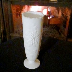 Vintage L.E. Smith milk glass vase